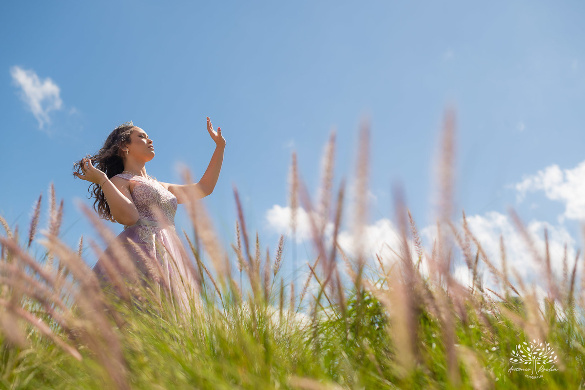ensaio de 15 anos - fotografia de debutantes - retratos femininos - momentos únicos - Parque Una - fotografia ao ar livre - fotógrafo Antonio Rocha - confiança e carinho - fotografia profissional - celebração dos 15 anos - Pelotas