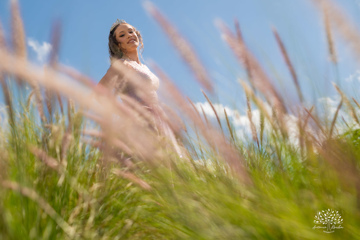 ensaio de 15 anos - fotografia de debutantes - retratos femininos - momentos únicos - Parque Una - fotografia ao ar livre - fotógrafo Antonio Rocha - confiança e carinho - fotografia profissional - celebração dos 15 anos - Pelotas