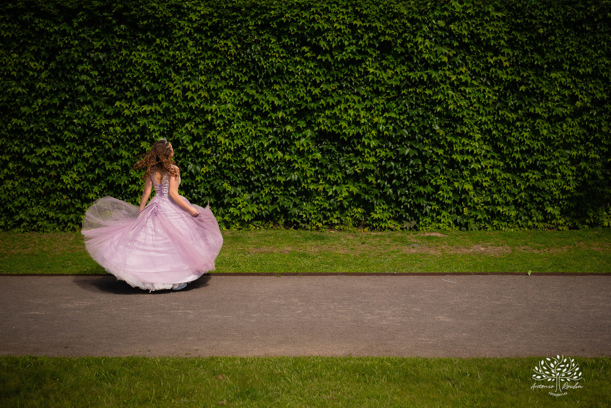 ensaio de 15 anos - fotografia de debutantes - retratos femininos - momentos únicos - Parque Una - fotografia ao ar livre - fotógrafo Antonio Rocha - confiança e carinho - fotografia profissional - celebração dos 15 anos - Pelotas
