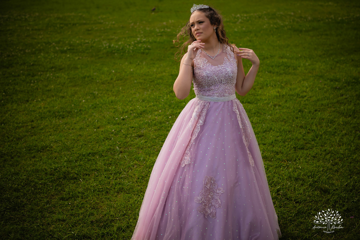 ensaio de 15 anos - fotografia de debutantes - retratos femininos - momentos únicos - Parque Una - fotografia ao ar livre - fotógrafo Antonio Rocha - confiança e carinho - fotografia profissional - celebração dos 15 anos - Pelotas