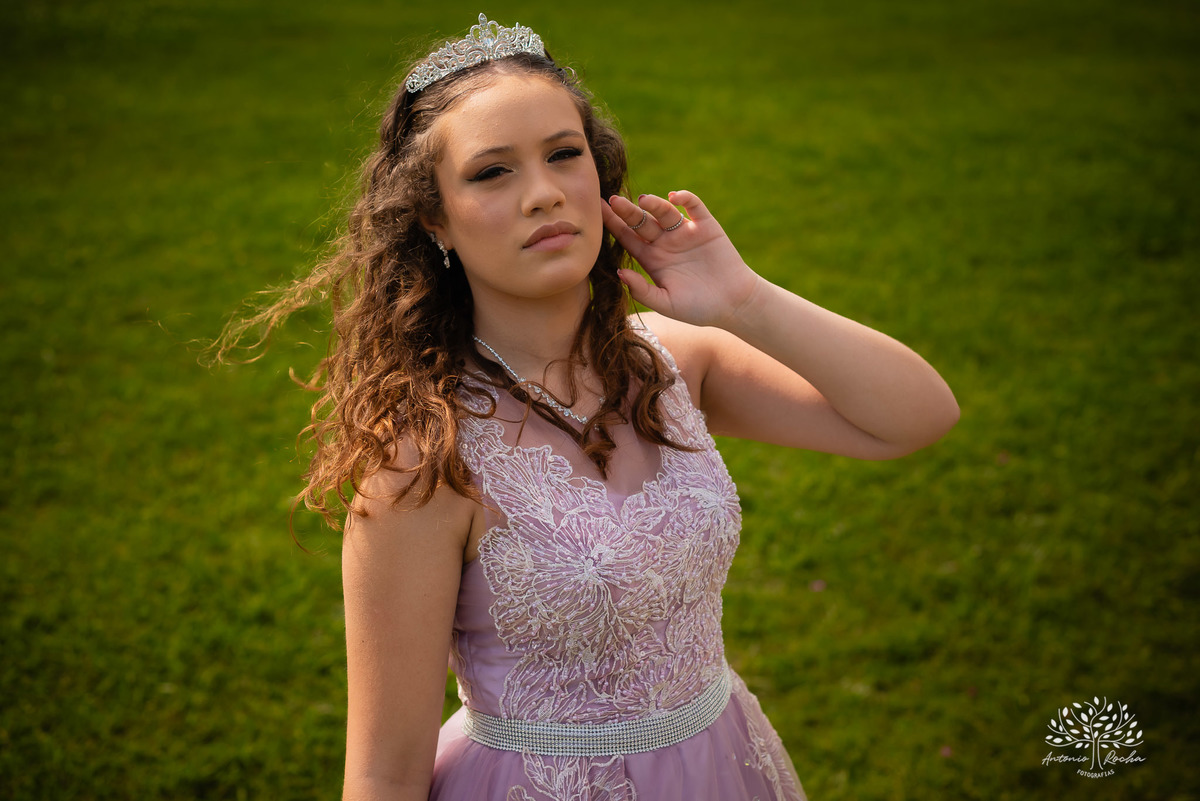 ensaio de 15 anos - fotografia de debutantes - retratos femininos - momentos únicos - Parque Una - fotografia ao ar livre - fotógrafo Antonio Rocha - confiança e carinho - fotografia profissional - celebração dos 15 anos - Pelotas