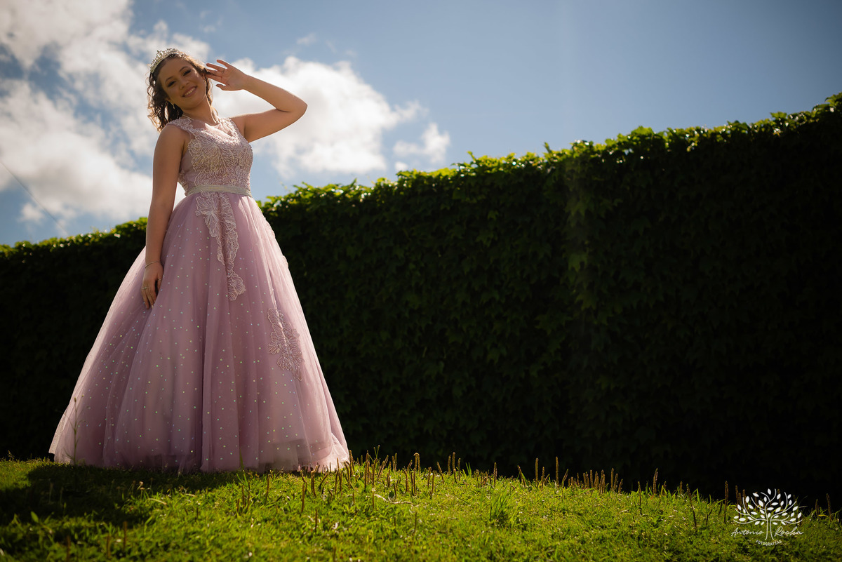 ensaio de 15 anos - fotografia de debutantes - retratos femininos - momentos únicos - Parque Una - fotografia ao ar livre - fotógrafo Antonio Rocha - confiança e carinho - fotografia profissional - celebração dos 15 anos - Pelotas