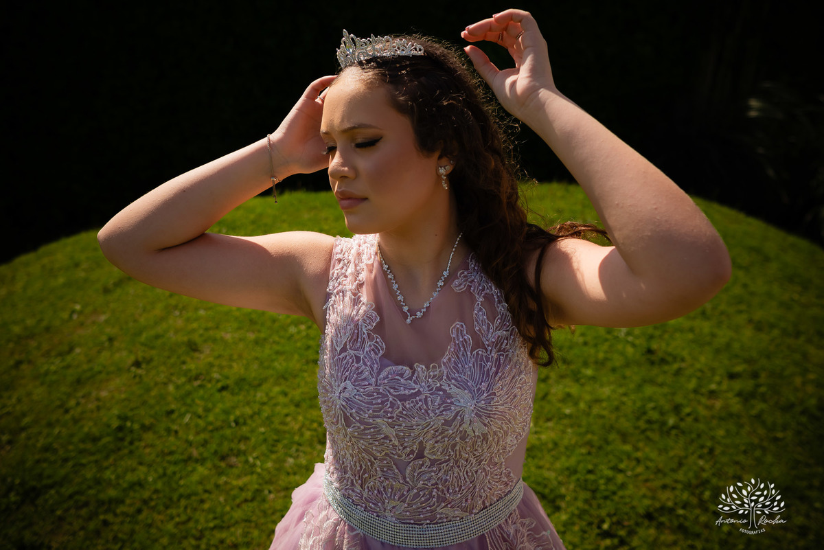 ensaio de 15 anos - fotografia de debutantes - retratos femininos - momentos únicos - Parque Una - fotografia ao ar livre - fotógrafo Antonio Rocha - confiança e carinho - fotografia profissional - celebração dos 15 anos - Pelotas