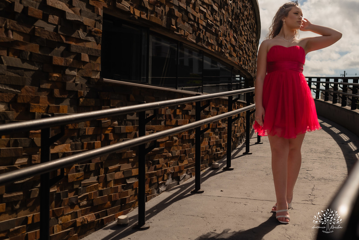 ensaio de 15 anos - fotografia de debutantes - retratos femininos - momentos únicos - Parque Una - fotografia ao ar livre - fotógrafo Antonio Rocha - confiança e carinho - fotografia profissional - celebração dos 15 anos - Pelotas