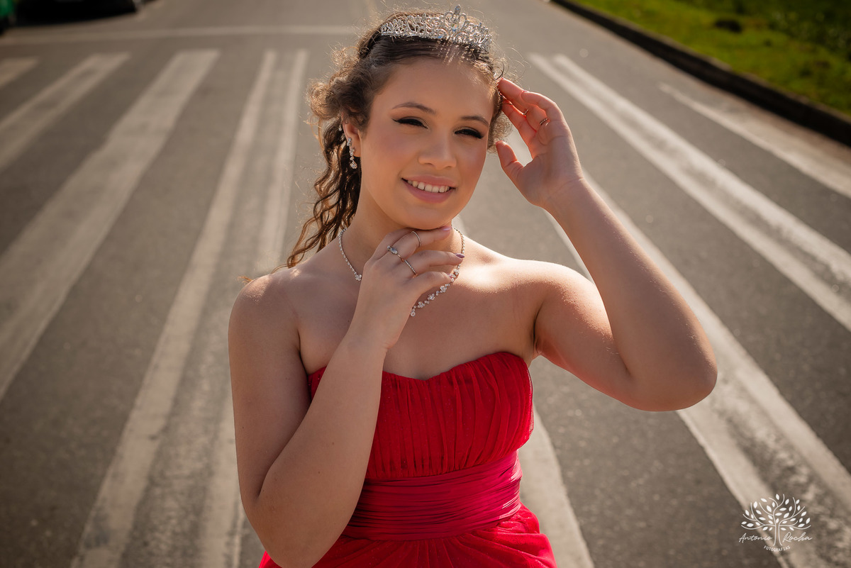 ensaio de 15 anos - fotografia de debutantes - retratos femininos - momentos únicos - Parque Una - fotografia ao ar livre - fotógrafo Antonio Rocha - confiança e carinho - fotografia profissional - celebração dos 15 anos - Pelotas