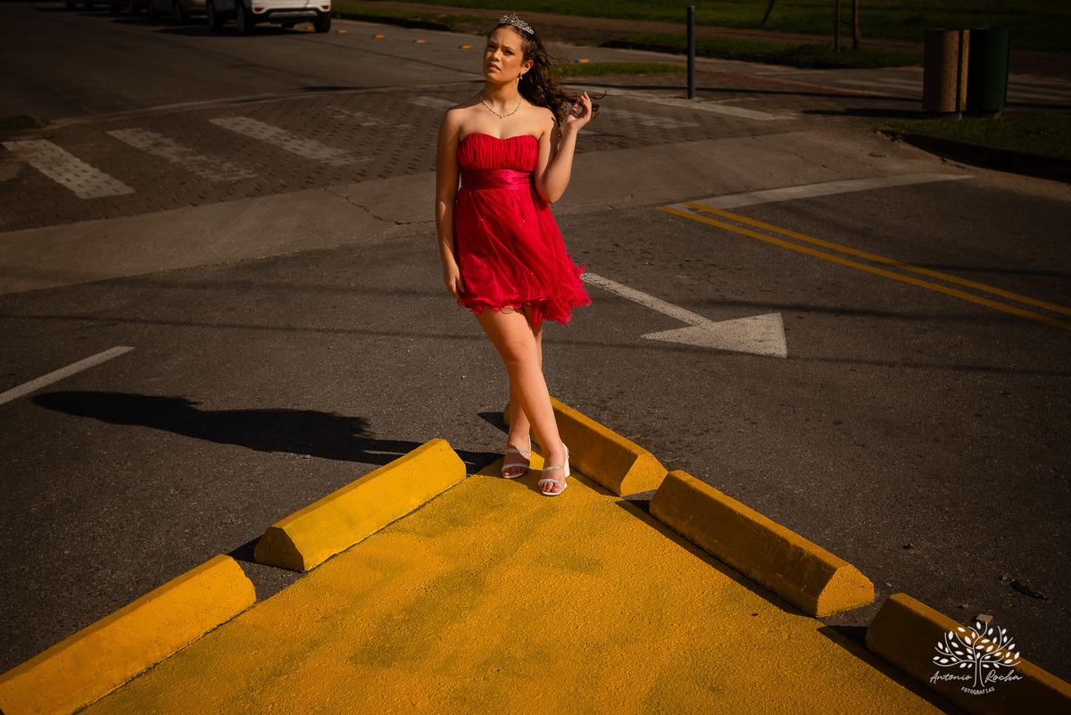ensaio de 15 anos - fotografia de debutantes - retratos femininos - momentos únicos - Parque Una - fotografia ao ar livre - fotógrafo Antonio Rocha - confiança e carinho - fotografia profissional - celebração dos 15 anos - Pelotas
