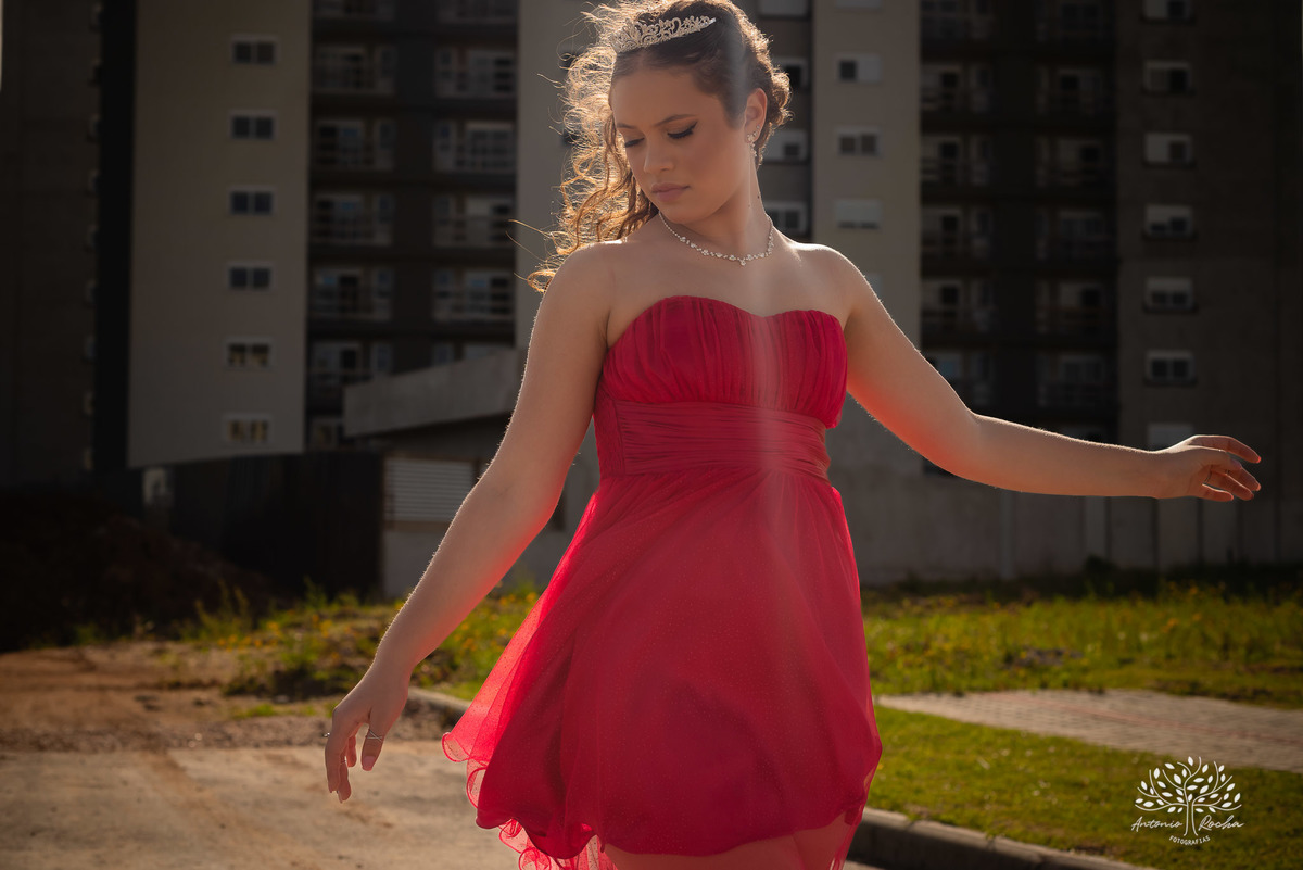 ensaio de 15 anos - fotografia de debutantes - retratos femininos - momentos únicos - Parque Una - fotografia ao ar livre - fotógrafo Antonio Rocha - confiança e carinho - fotografia profissional - celebração dos 15 anos - Pelotas