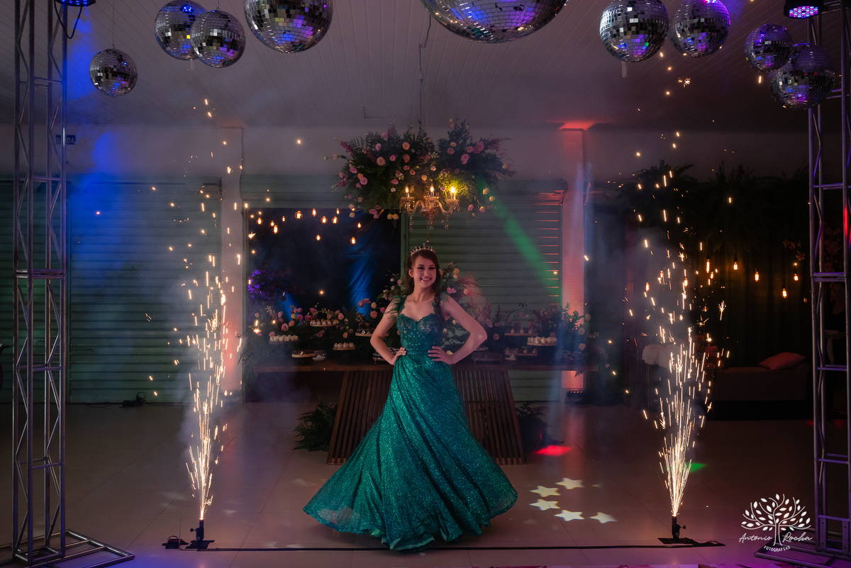 15 anos - aniversário de 15 anos - debutante - making-of - fotografia de 15 anos - emoção e alegria - Grêmio na festa - cascata de chocolate - brinde - homenagem - fotografia profissional - Antonio Rocha Fotografias - Pelotas - Cerro Grande do Sul