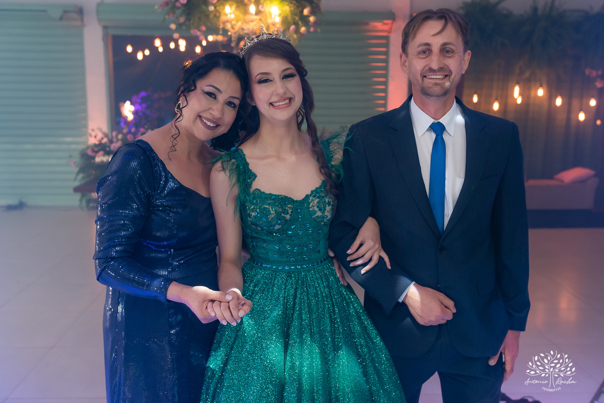 15 anos - aniversário de 15 anos - debutante - making-of - fotografia de 15 anos - emoção e alegria - Grêmio na festa - cascata de chocolate - brinde - homenagem - fotografia profissional - Antonio Rocha Fotografias - Pelotas - Cerro Grande do Sul