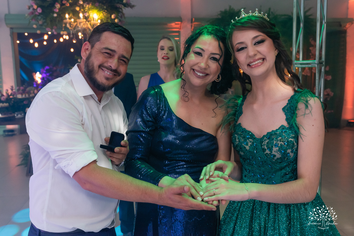 15 anos - aniversário de 15 anos - debutante - making-of - fotografia de 15 anos - emoção e alegria - Grêmio na festa - cascata de chocolate - brinde - homenagem - fotografia profissional - Antonio Rocha Fotografias - Pelotas - Cerro Grande do Sul