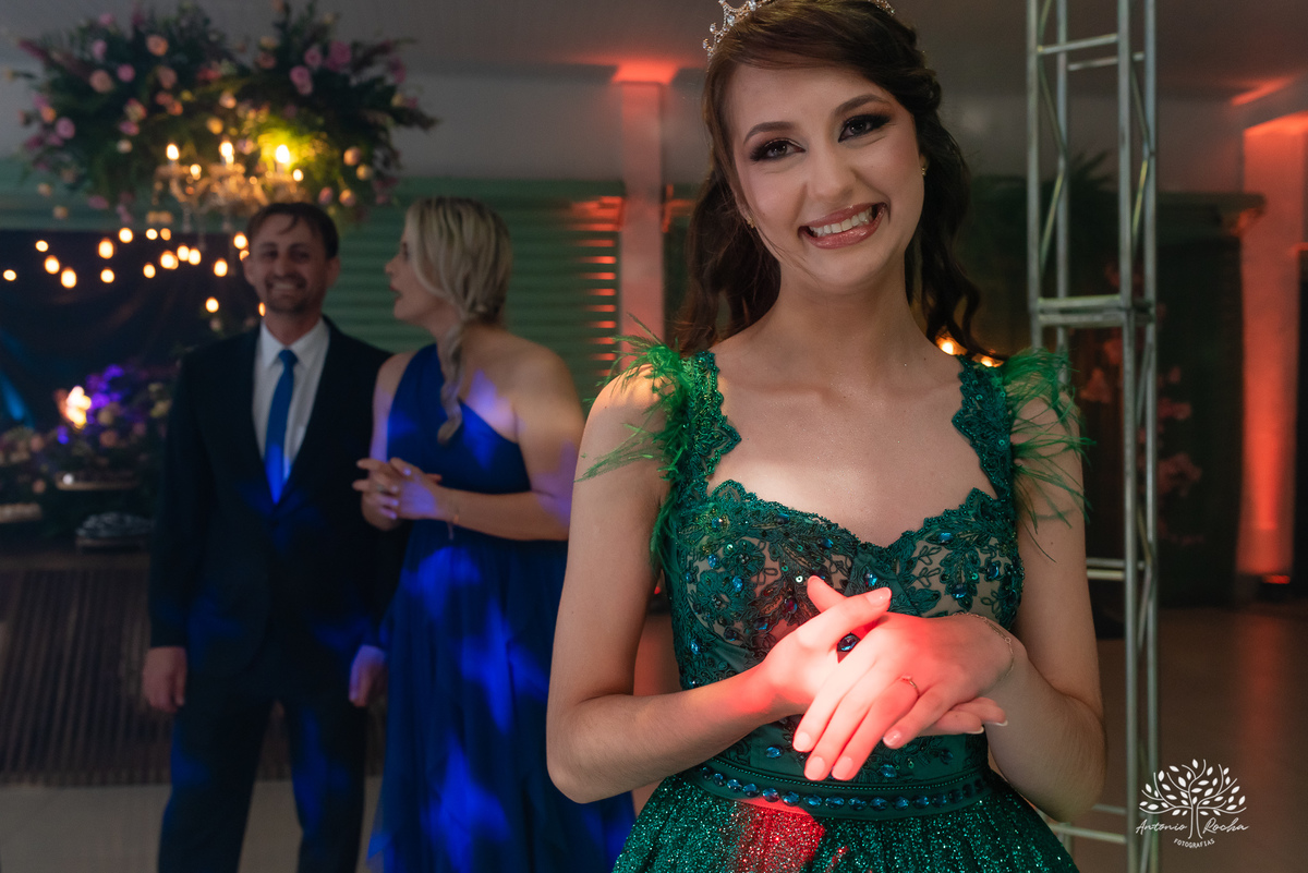 15 anos - aniversário de 15 anos - debutante - making-of - fotografia de 15 anos - emoção e alegria - Grêmio na festa - cascata de chocolate - brinde - homenagem - fotografia profissional - Antonio Rocha Fotografias - Pelotas - Cerro Grande do Sul