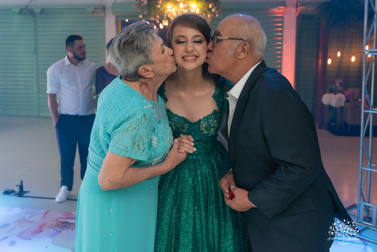 15 anos - aniversário de 15 anos - debutante - making-of - fotografia de 15 anos - emoção e alegria - Grêmio na festa - cascata de chocolate - brinde - homenagem - fotografia profissional - Antonio Rocha Fotografias - Pelotas - Cerro Grande do Sul