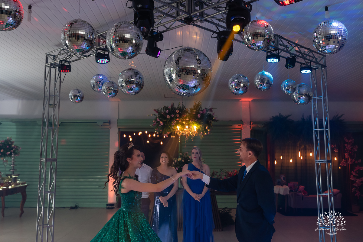 15 anos - aniversário de 15 anos - debutante - making-of - fotografia de 15 anos - emoção e alegria - Grêmio na festa - cascata de chocolate - brinde - homenagem - fotografia profissional - Antonio Rocha Fotografias - Pelotas - Cerro Grande do Sul