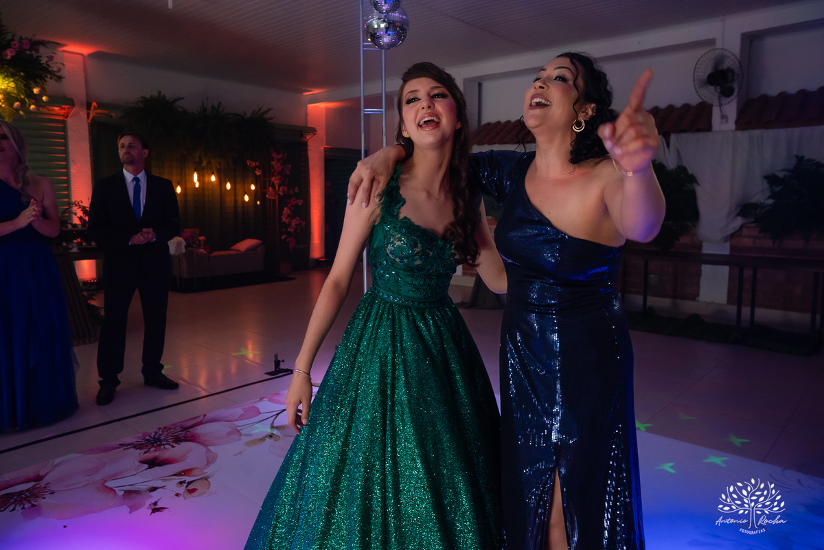 15 anos - aniversário de 15 anos - debutante - making-of - fotografia de 15 anos - emoção e alegria - Grêmio na festa - cascata de chocolate - brinde - homenagem - fotografia profissional - Antonio Rocha Fotografias - Pelotas - Cerro Grande do Sul