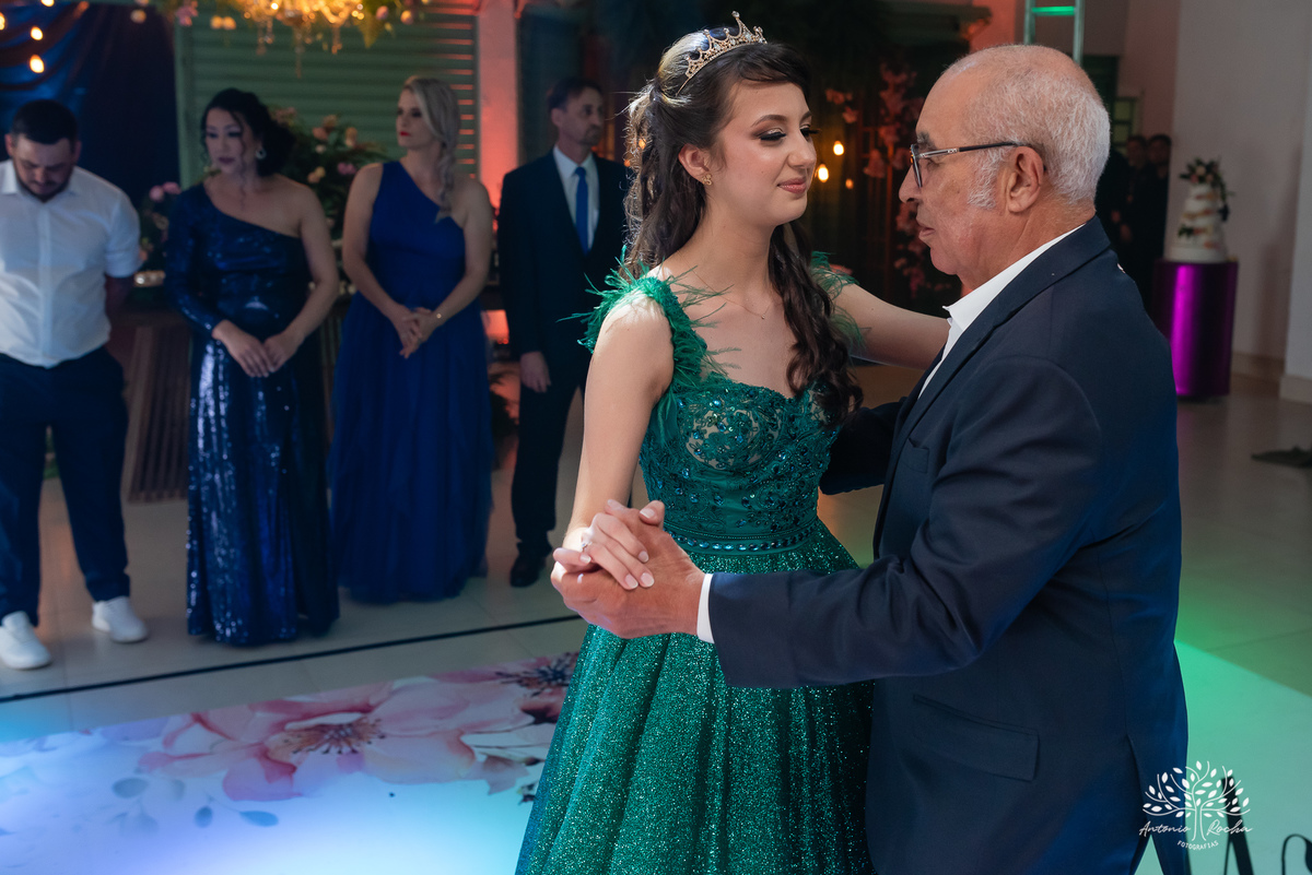 15 anos - aniversário de 15 anos - debutante - making-of - fotografia de 15 anos - emoção e alegria - Grêmio na festa - cascata de chocolate - brinde - homenagem - fotografia profissional - Antonio Rocha Fotografias - Pelotas - Cerro Grande do Sul