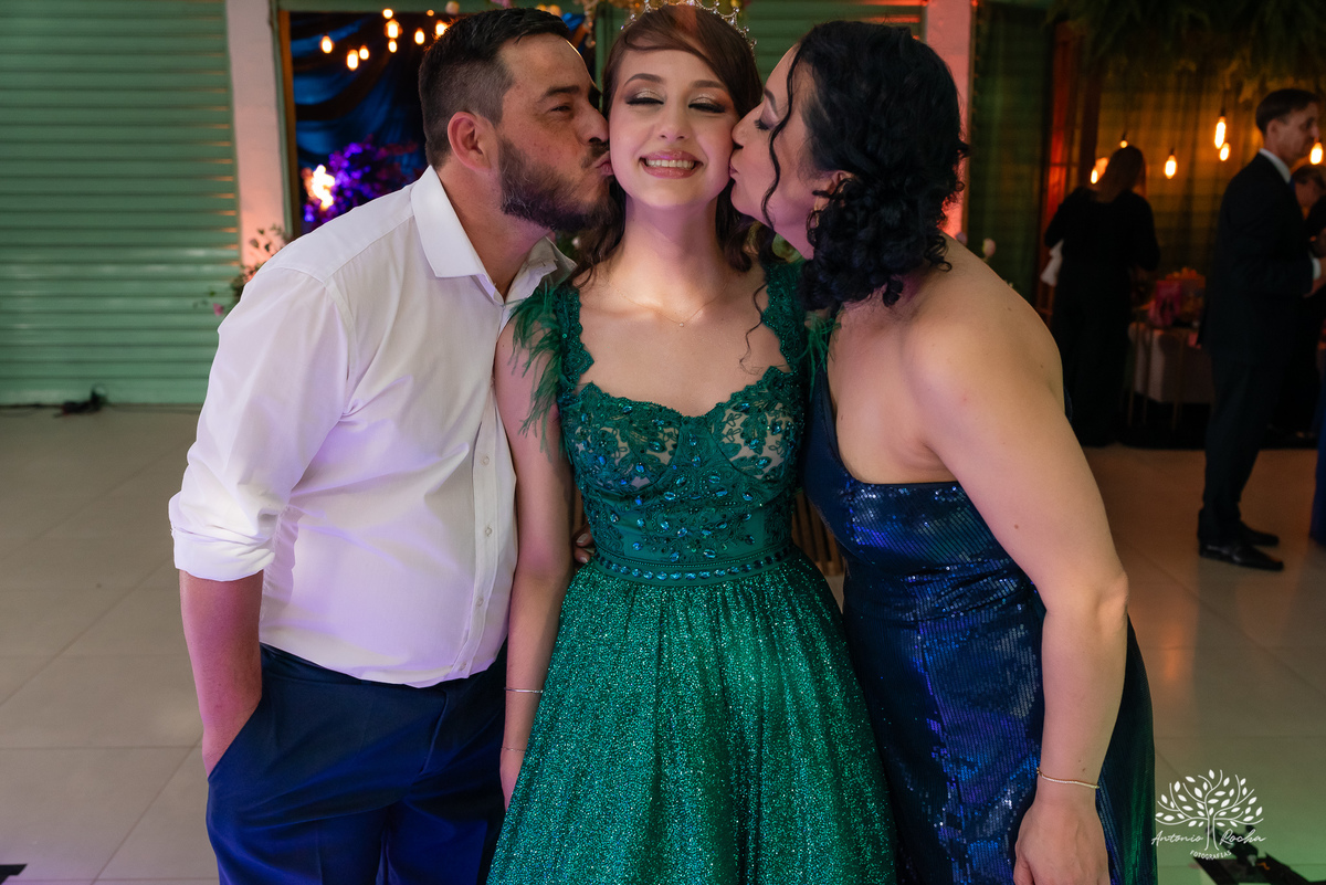 15 anos - aniversário de 15 anos - debutante - making-of - fotografia de 15 anos - emoção e alegria - Grêmio na festa - cascata de chocolate - brinde - homenagem - fotografia profissional - Antonio Rocha Fotografias - Pelotas - Cerro Grande do Sul