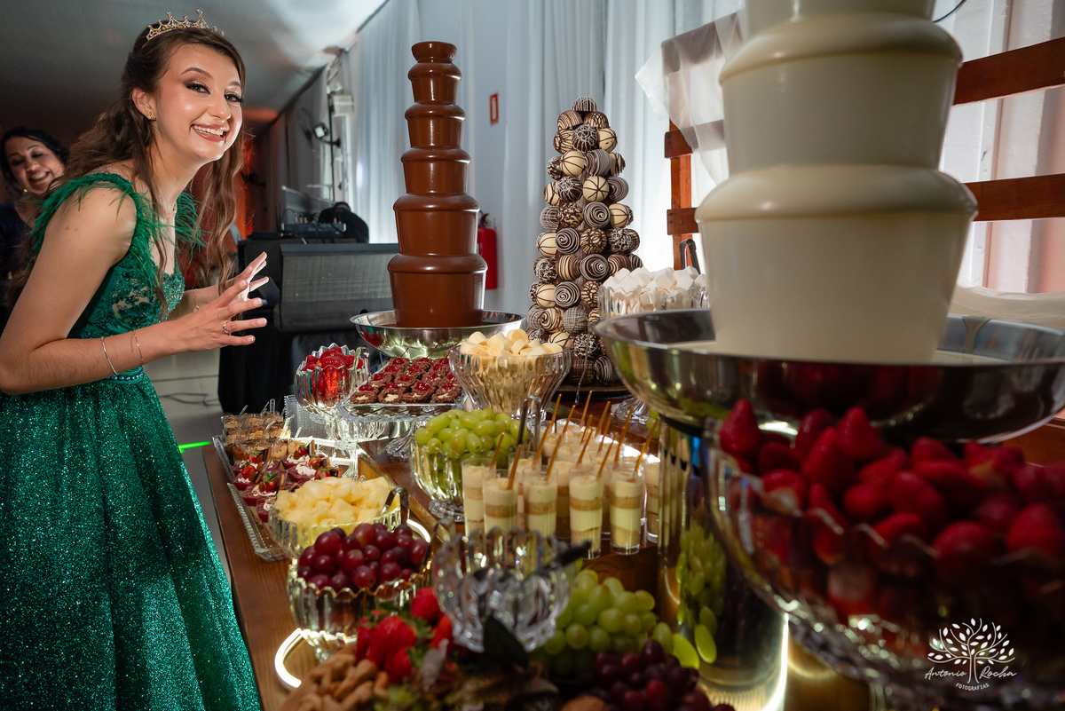 15 anos - aniversário de 15 anos - debutante - making-of - fotografia de 15 anos - emoção e alegria - Grêmio na festa - cascata de chocolate - brinde - homenagem - fotografia profissional - Antonio Rocha Fotografias - Pelotas - Cerro Grande do Sul