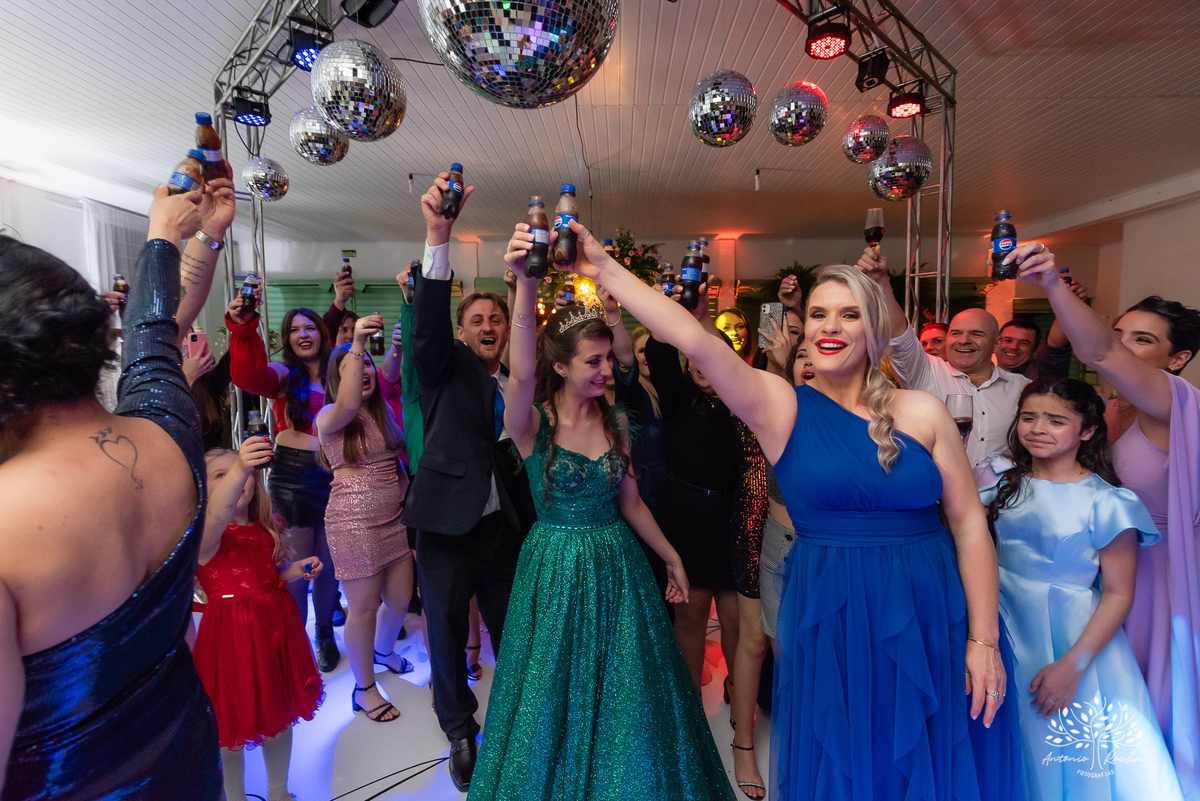 15 anos - aniversário de 15 anos - debutante - making-of - fotografia de 15 anos - emoção e alegria - Grêmio na festa - cascata de chocolate - brinde - homenagem - fotografia profissional - Antonio Rocha Fotografias - Pelotas - Cerro Grande do Sul