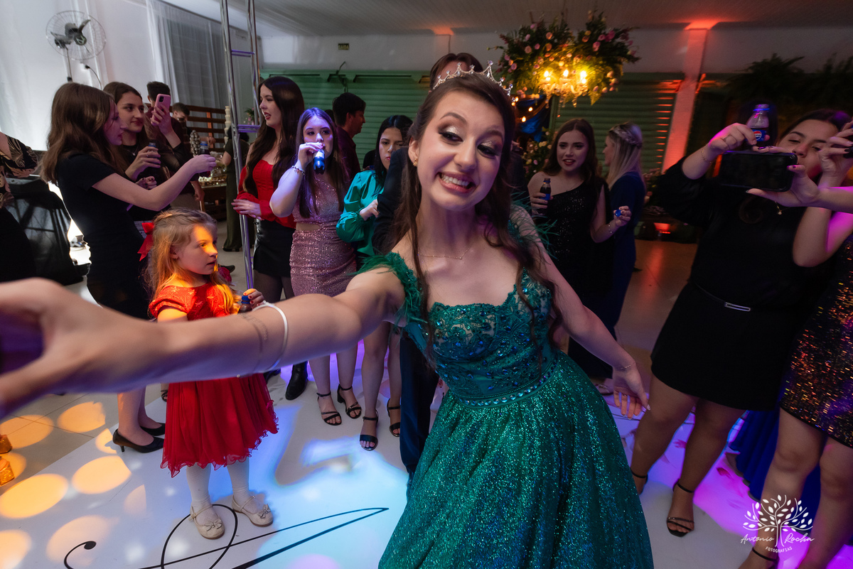 15 anos - aniversário de 15 anos - debutante - making-of - fotografia de 15 anos - emoção e alegria - Grêmio na festa - cascata de chocolate - brinde - homenagem - fotografia profissional - Antonio Rocha Fotografias - Pelotas - Cerro Grande do Sul