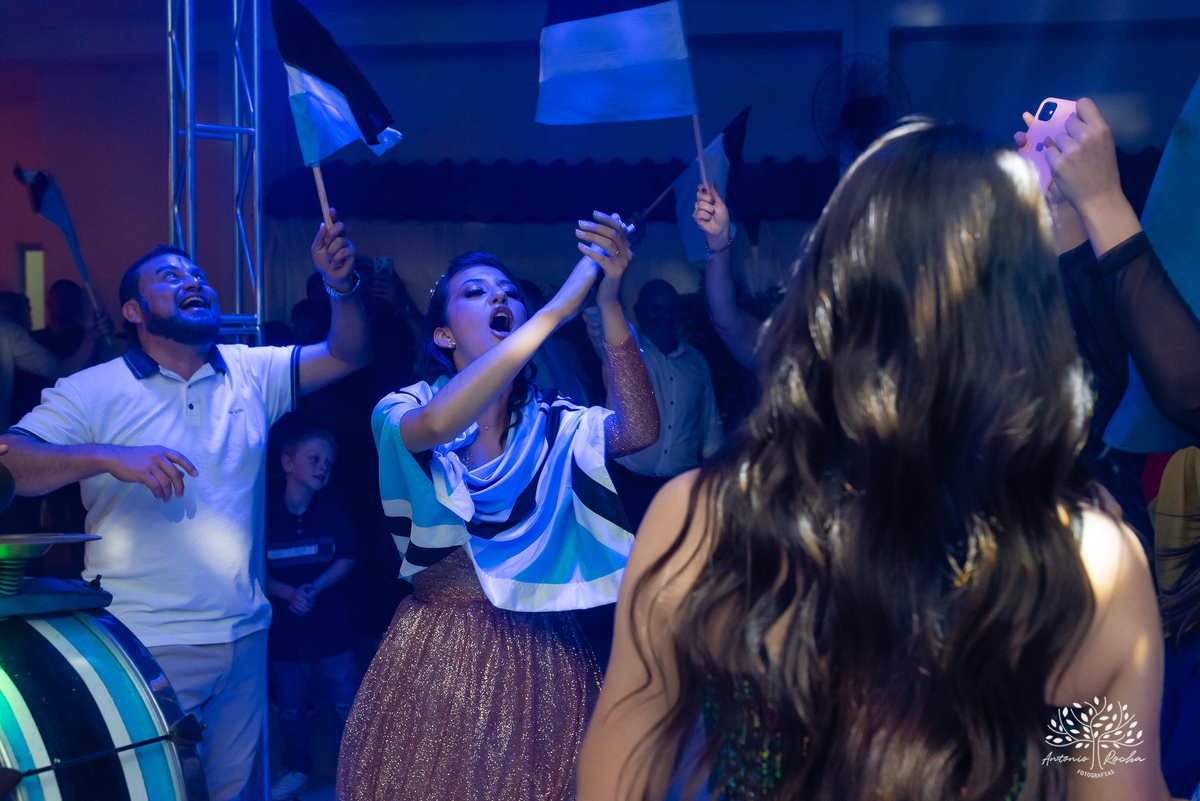 15 anos - aniversário de 15 anos - debutante - making-of - fotografia de 15 anos - emoção e alegria - Grêmio na festa - cascata de chocolate - brinde - homenagem - fotografia profissional - Antonio Rocha Fotografias - Pelotas - Cerro Grande do Sul