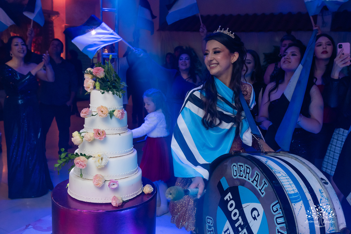 15 anos - aniversário de 15 anos - debutante - making-of - fotografia de 15 anos - emoção e alegria - Grêmio na festa - cascata de chocolate - brinde - homenagem - fotografia profissional - Antonio Rocha Fotografias - Pelotas - Cerro Grande do Sul