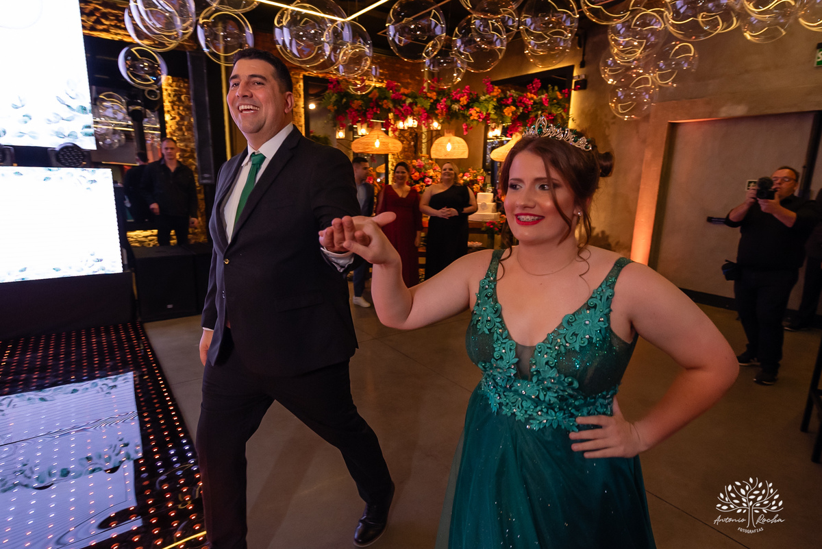 festa de 15 anos - Ana Carolina - fotografia de 15 anos - personalidade contagiante - DJ na festa - CETAM - hapkido - amigos e família - fotografia profissional - confiança e carinho - Antonio Rocha Fotografias - Pelotas - Engenho Eventos