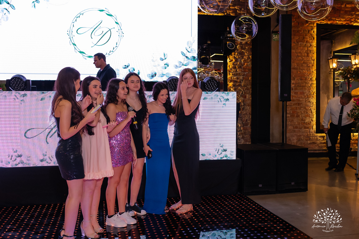 festa de 15 anos - Ana Carolina - fotografia de 15 anos - personalidade contagiante - DJ na festa - CETAM - hapkido - amigos e família - fotografia profissional - confiança e carinho - Antonio Rocha Fotografias - Pelotas - Engenho Eventos