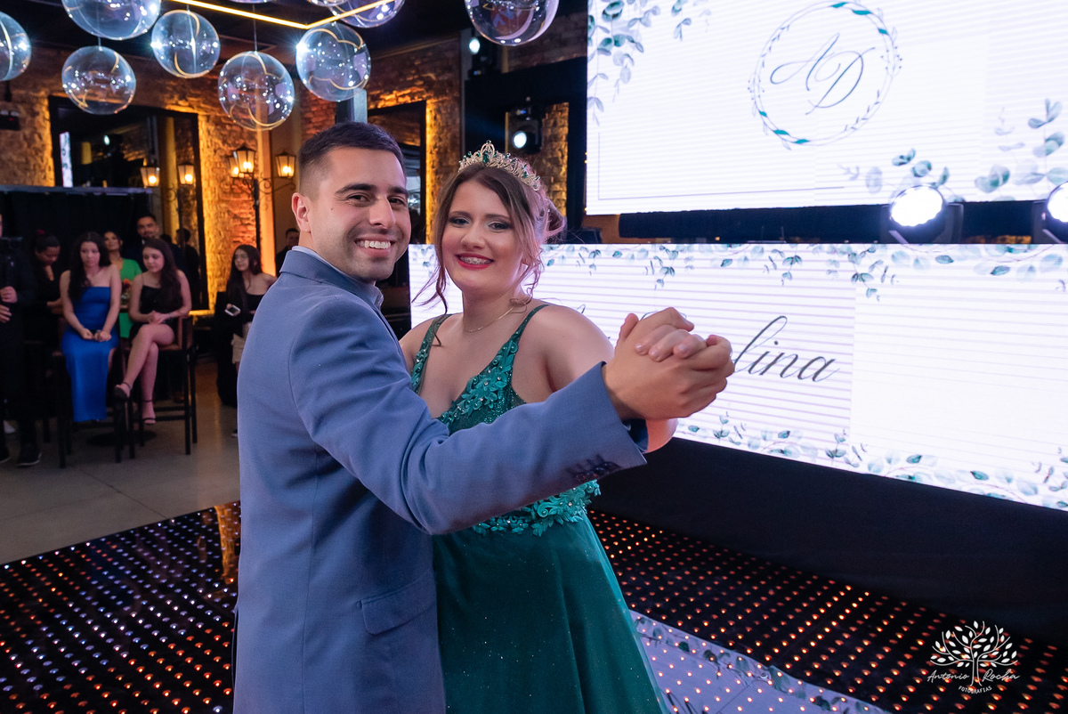 festa de 15 anos - Ana Carolina - fotografia de 15 anos - personalidade contagiante - DJ na festa - CETAM - hapkido - amigos e família - fotografia profissional - confiança e carinho - Antonio Rocha Fotografias - Pelotas - Engenho Eventos