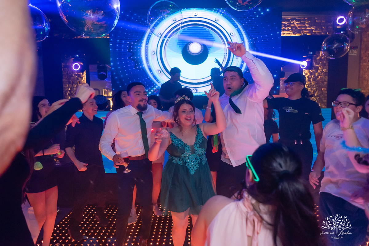 festa de 15 anos - Ana Carolina - fotografia de 15 anos - personalidade contagiante - DJ na festa - CETAM - hapkido - amigos e família - fotografia profissional - confiança e carinho - Antonio Rocha Fotografias - Pelotas - Engenho Eventos