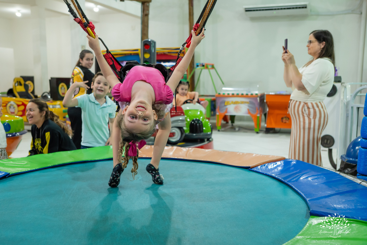 aniversário infantil - fotografia de aniversário - fotógrafo profissional - festa temática - aniversário de 5 anos - Sky Patrulha Canina - Show de Mágicas - brincadeiras na festa - fotografia de família - Antonio Rocha Fotografias – pelotas - Tio Guigui
