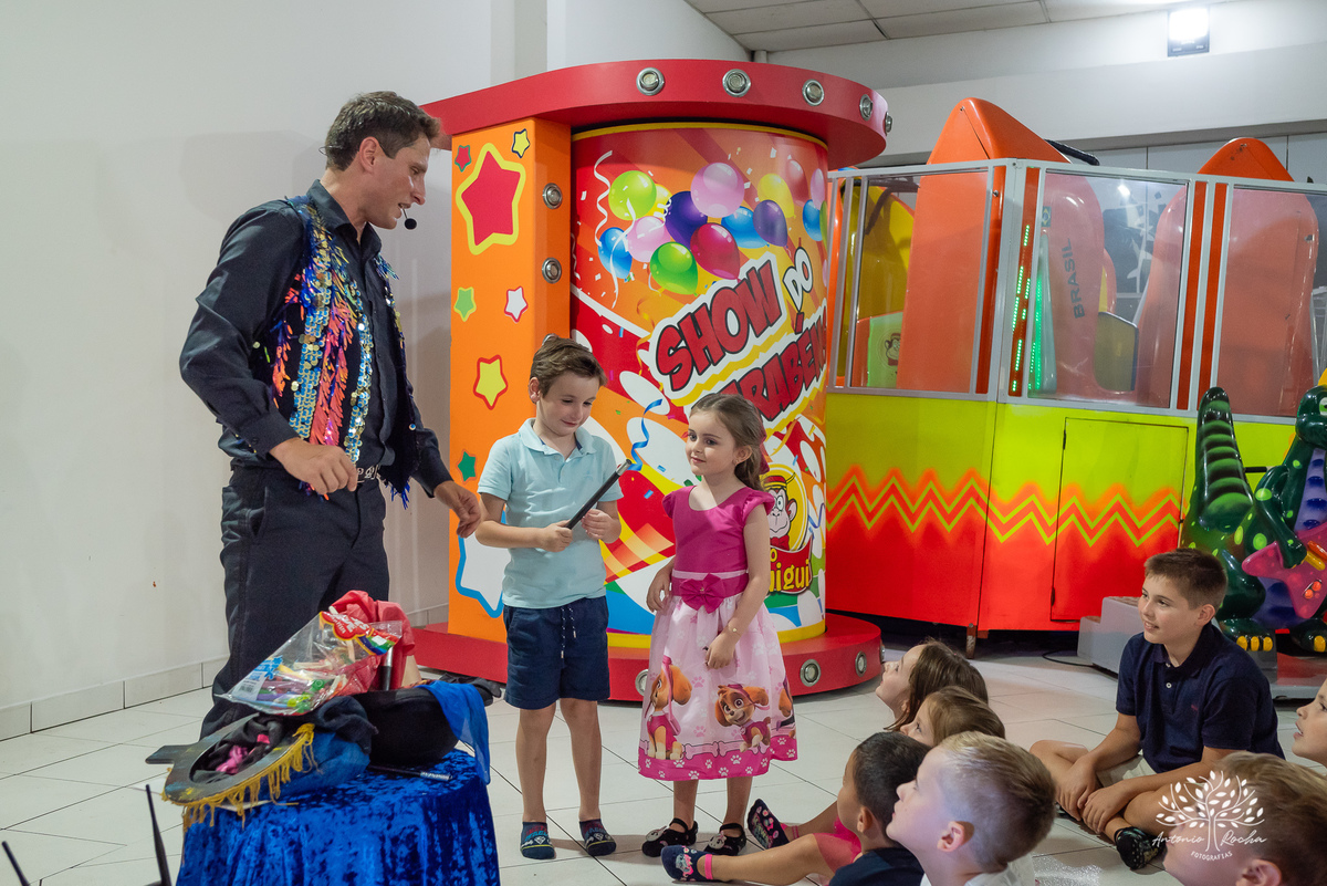 aniversário infantil - fotografia de aniversário - fotógrafo profissional - festa temática - aniversário de 5 anos - Sky Patrulha Canina - Show de Mágicas - brincadeiras na festa - fotografia de família - Antonio Rocha Fotografias – pelotas - Tio Guigui