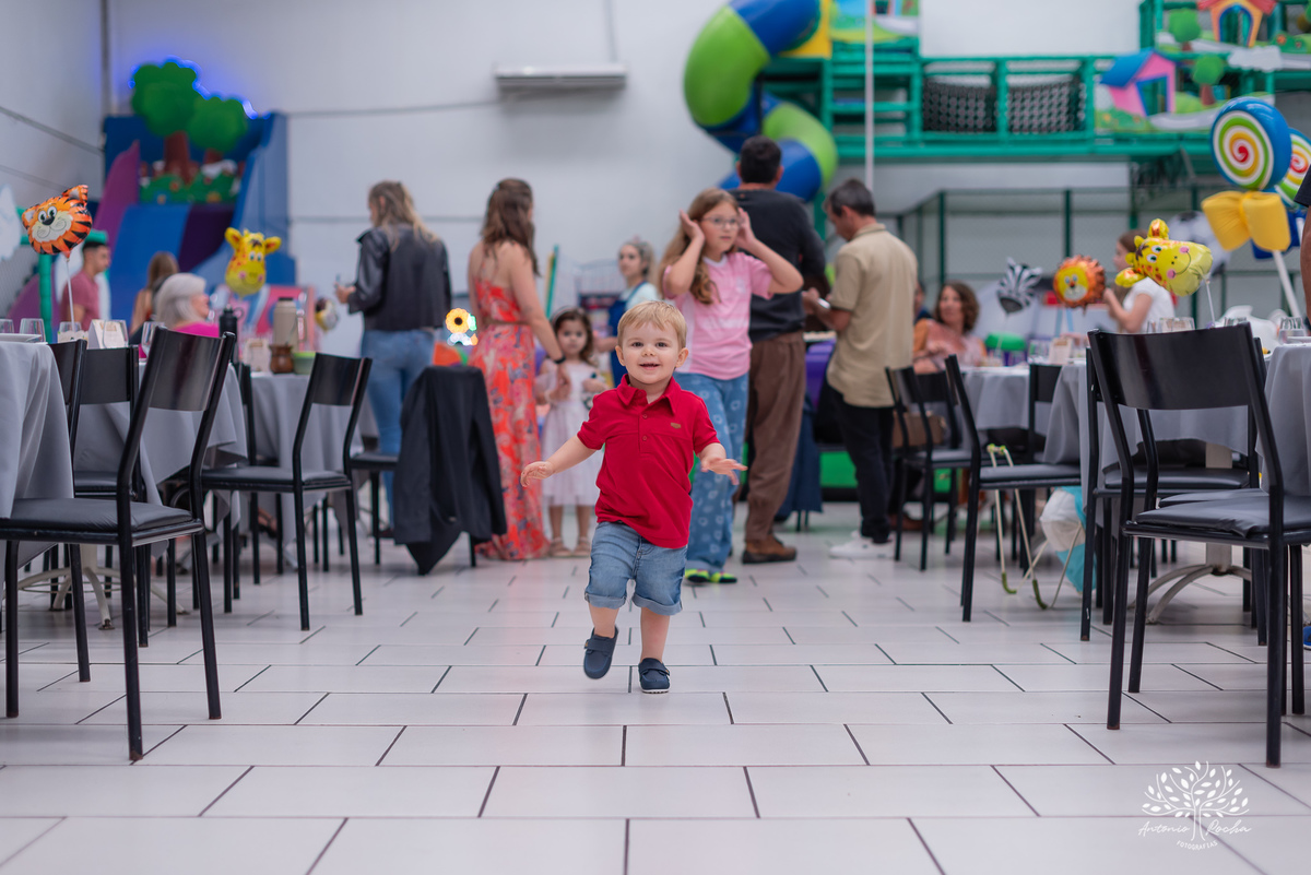 safari do Santiago - anos - fotografia infantil - fotografia profissional -fotos espontâneas - Antonio Rocha Fotografias - fotografia de aniversários – Cliff Kids – Pelotas – Festa de Criança – Festa Infantil – Soprar a velinha – Bolo de aniversário 