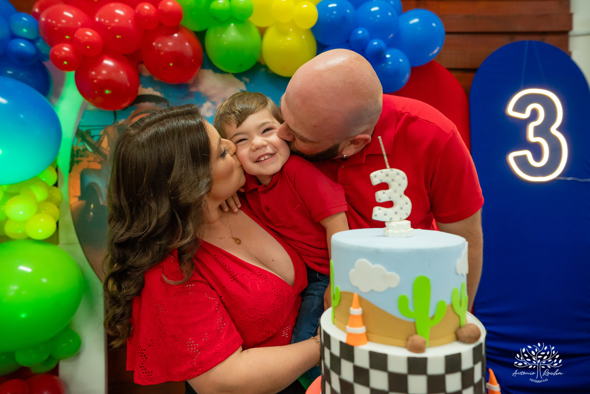 Aniversário infantil - Fotografia de aniversários - Aniversário de 3 anos - Registro de momentos especiais - Decoração de carros - Festa infantil - Tio Tatá animação - Antonio Rocha Fotografias - Fotógrafo para eventos - Fotógrafo de crianças - Pelotas 