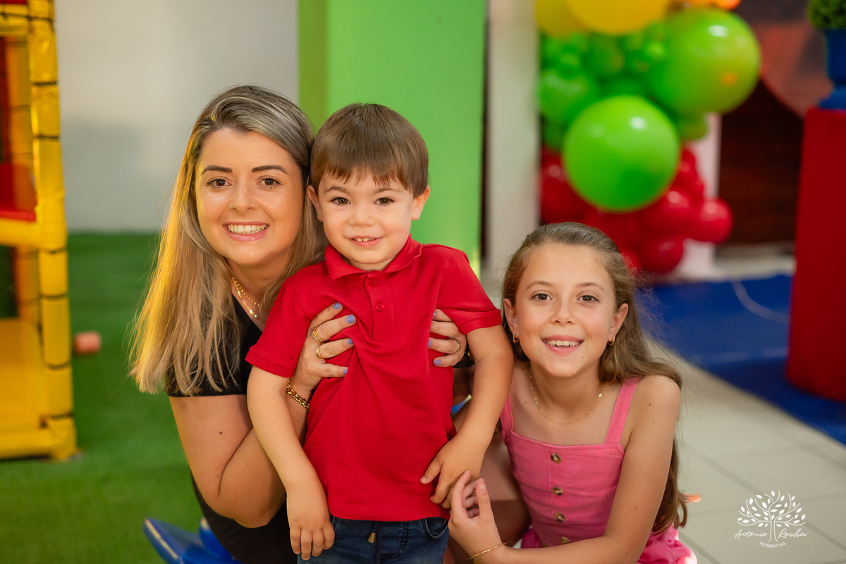 Aniversário infantil - Fotografia de aniversários - Aniversário de 3 anos - Registro de momentos especiais - Decoração de carros - Festa infantil - Tio Tatá animação - Antonio Rocha Fotografias - Fotógrafo para eventos - Fotógrafo de crianças - Pelotas 