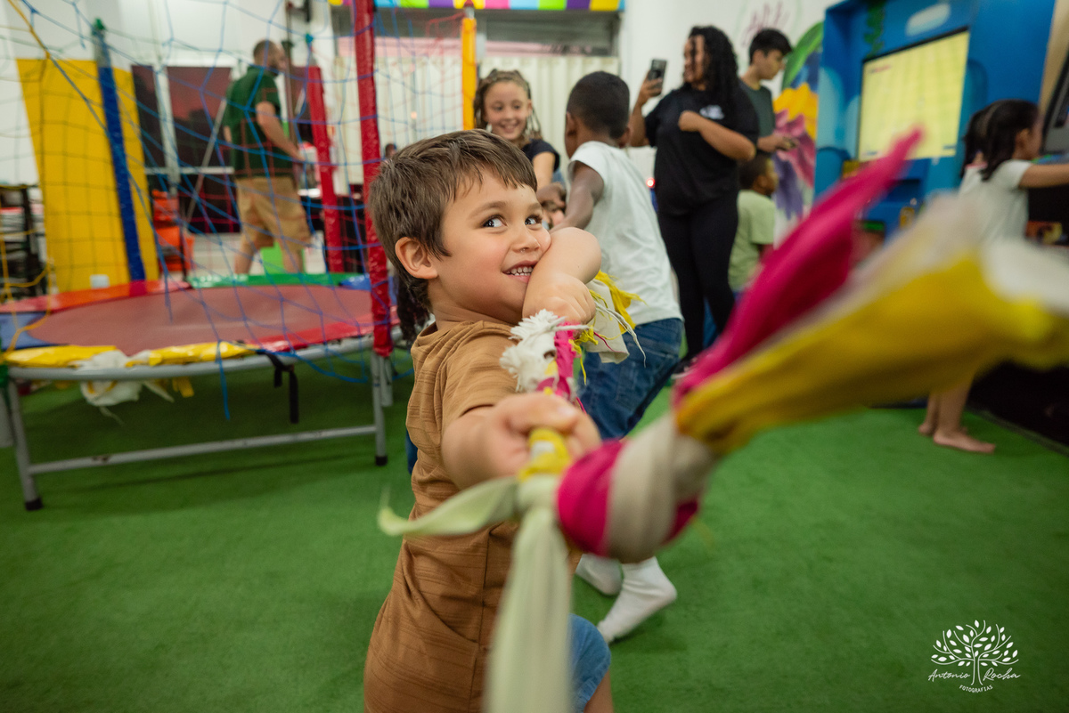 Aniversário infantil - Fotografia de aniversários - Aniversário de 3 anos - Registro de momentos especiais - Decoração de carros - Festa infantil - Tio Tatá animação - Antonio Rocha Fotografias - Fotógrafo para eventos - Fotógrafo de crianças - Pelotas 