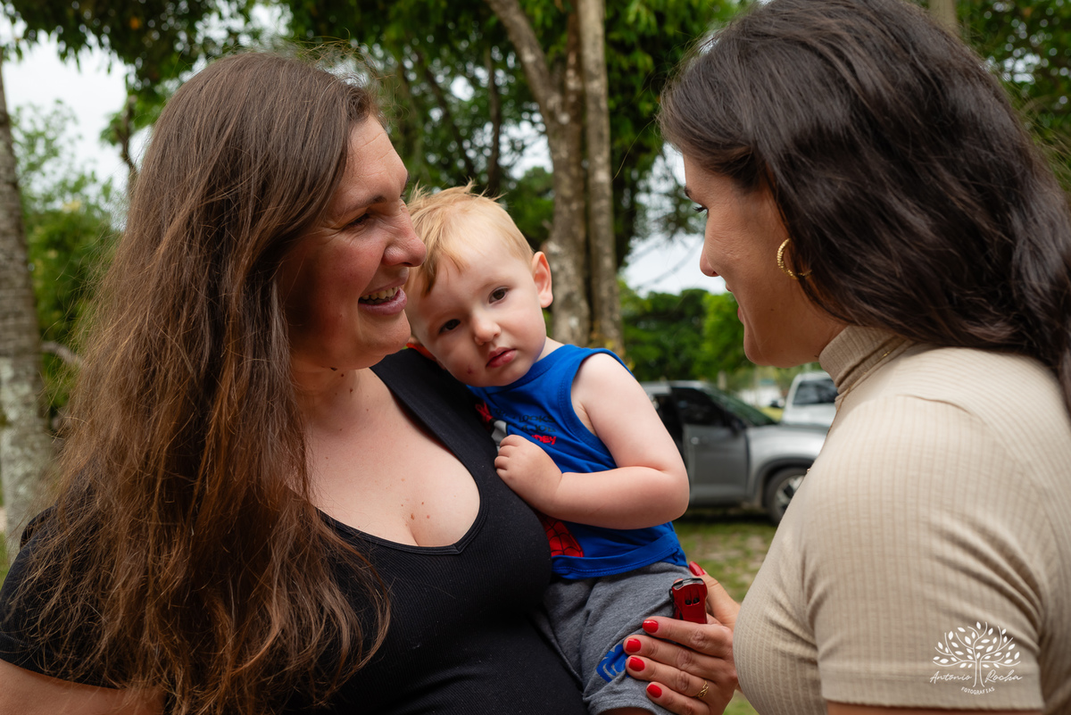 festa infantil - aniversário de 2 anos - Antonela - fotografia de aniversário - Bernardo - corte do bolo - parabéns - curiosidade infantil - celebração especial - Antonio Rocha Fotografias - Renata Dalbann - fotografia profissional - Pelotas - Caça  Pesca