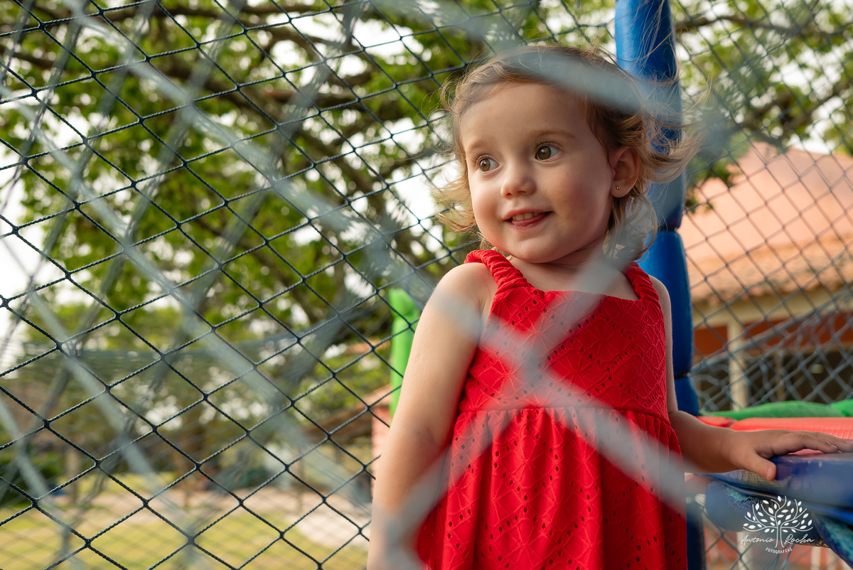 festa infantil - aniversário de 2 anos - Antonela - fotografia de aniversário - Bernardo - corte do bolo - parabéns - curiosidade infantil - celebração especial - Antonio Rocha Fotografias - Renata Dalbann - fotografia profissional - Pelotas - Caça  Pesca
