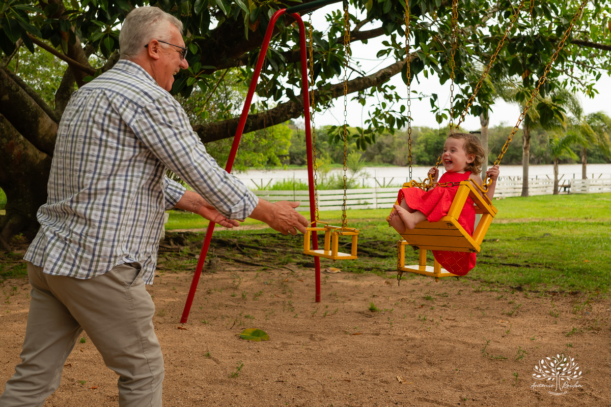 festa infantil - aniversário de 2 anos - Antonela - fotografia de aniversário - Bernardo - corte do bolo - parabéns - curiosidade infantil - celebração especial - Antonio Rocha Fotografias - Renata Dalbann - fotografia profissional - Pelotas - Caça  Pesca