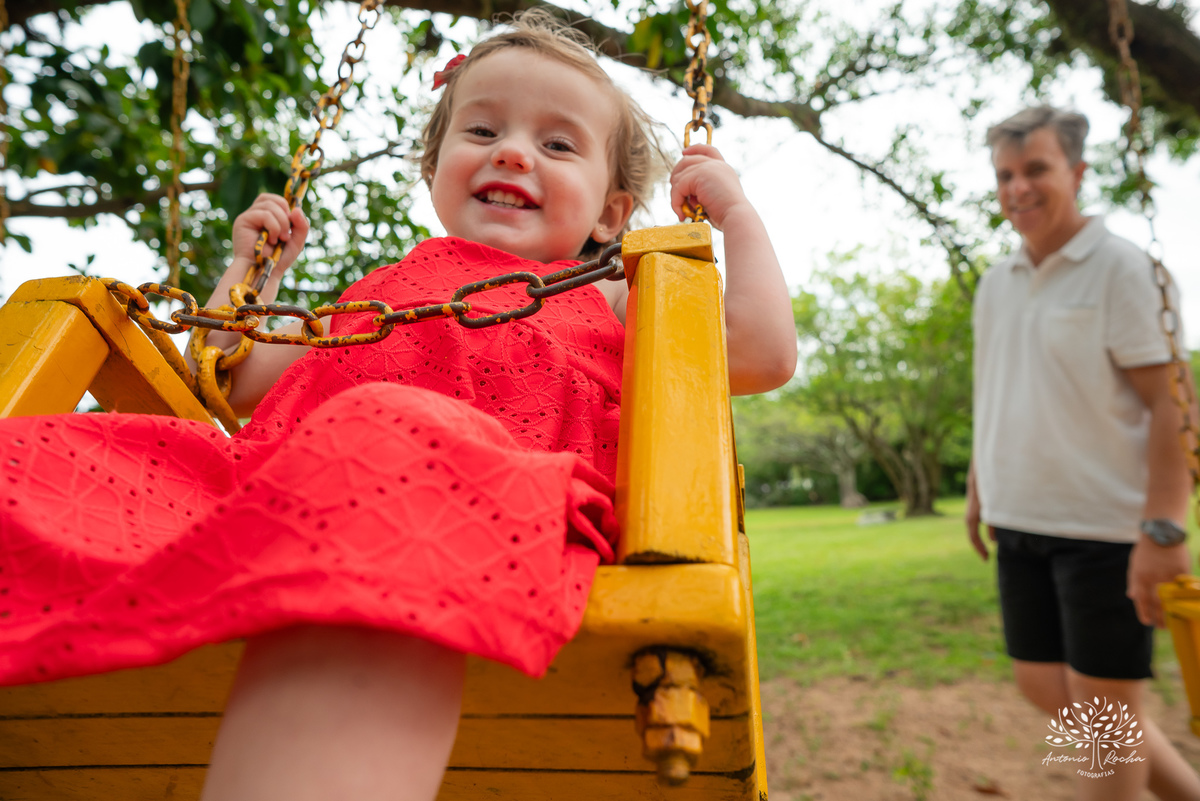 festa infantil - aniversário de 2 anos - Antonela - fotografia de aniversário - Bernardo - corte do bolo - parabéns - curiosidade infantil - celebração especial - Antonio Rocha Fotografias - Renata Dalbann - fotografia profissional - Pelotas - Caça  Pesca