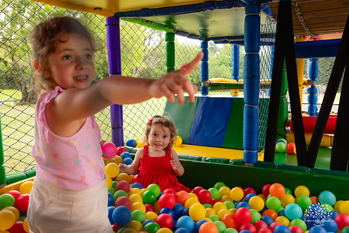 festa infantil - aniversário de 2 anos - Antonela - fotografia de aniversário - Bernardo - corte do bolo - parabéns - curiosidade infantil - celebração especial - Antonio Rocha Fotografias - Renata Dalbann - fotografia profissional - Pelotas - Caça  Pesca