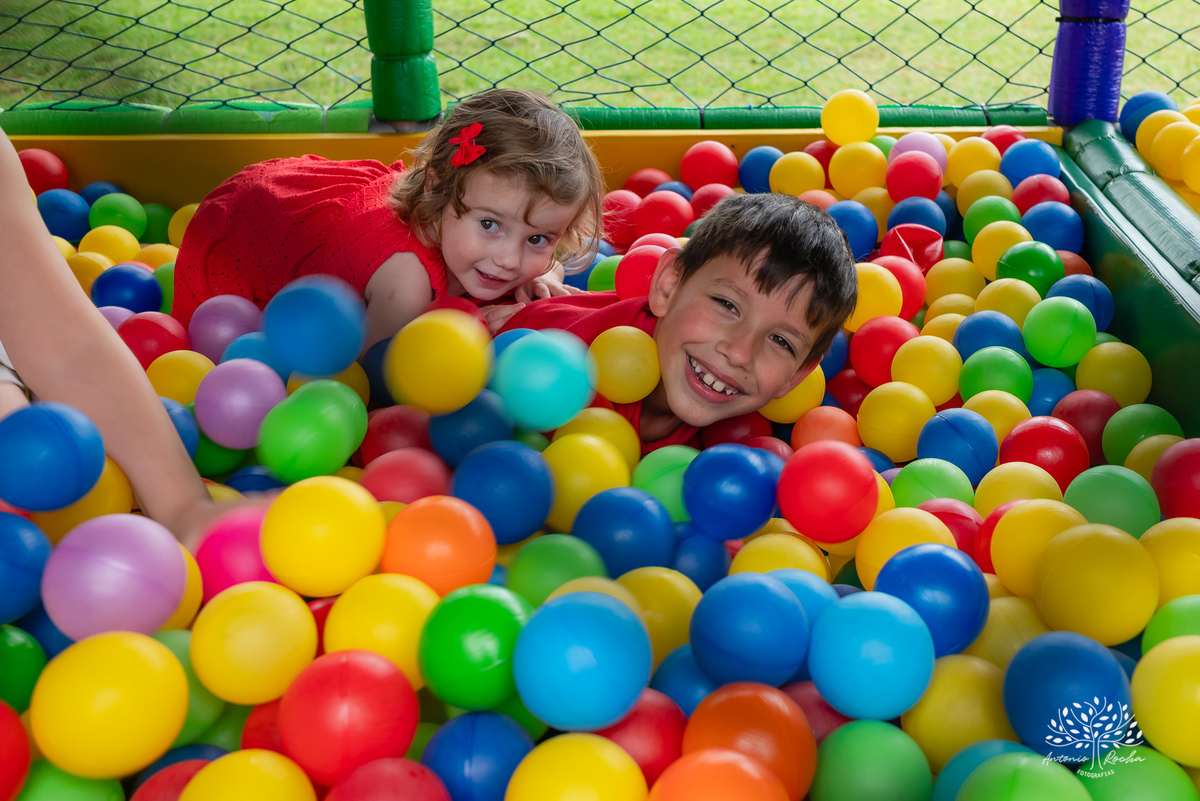 festa infantil - aniversário de 2 anos - Antonela - fotografia de aniversário - Bernardo - corte do bolo - parabéns - curiosidade infantil - celebração especial - Antonio Rocha Fotografias - Renata Dalbann - fotografia profissional - Pelotas - Caça  Pesca