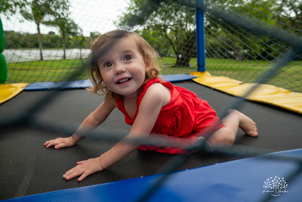festa infantil - aniversário de 2 anos - Antonela - fotografia de aniversário - Bernardo - corte do bolo - parabéns - curiosidade infantil - celebração especial - Antonio Rocha Fotografias - Renata Dalbann - fotografia profissional - Pelotas - Caça  Pesca