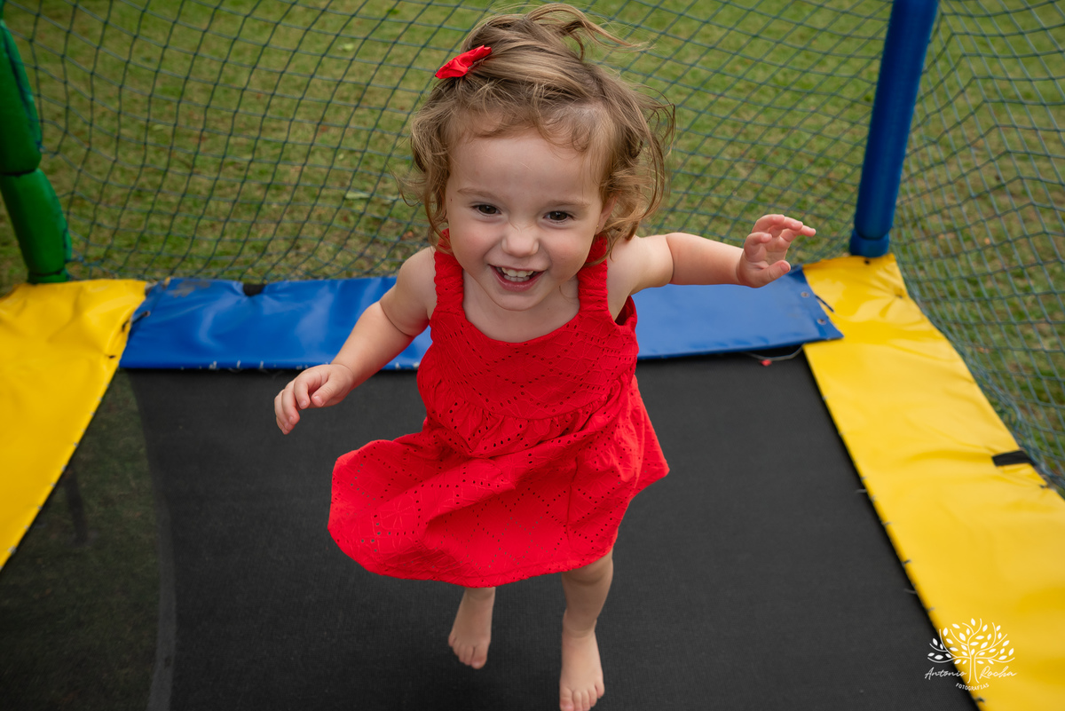 festa infantil - aniversário de 2 anos - Antonela - fotografia de aniversário - Bernardo - corte do bolo - parabéns - curiosidade infantil - celebração especial - Antonio Rocha Fotografias - Renata Dalbann - fotografia profissional - Pelotas - Caça  Pesca