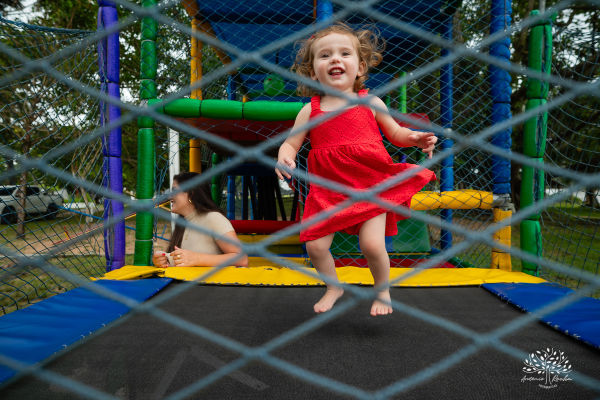 festa infantil - aniversário de 2 anos - Antonela - fotografia de aniversário - Bernardo - corte do bolo - parabéns - curiosidade infantil - celebração especial - Antonio Rocha Fotografias - Renata Dalbann - fotografia profissional - Pelotas - Caça  Pesca