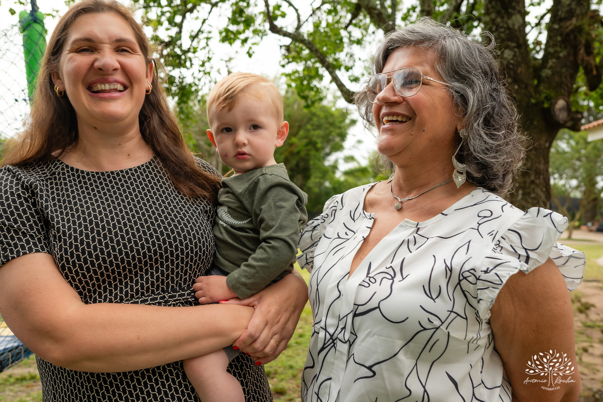 festa infantil - aniversário de 2 anos - Antonela - fotografia de aniversário - Bernardo - corte do bolo - parabéns - curiosidade infantil - celebração especial - Antonio Rocha Fotografias - Renata Dalbann - fotografia profissional - Pelotas - Caça  Pesca