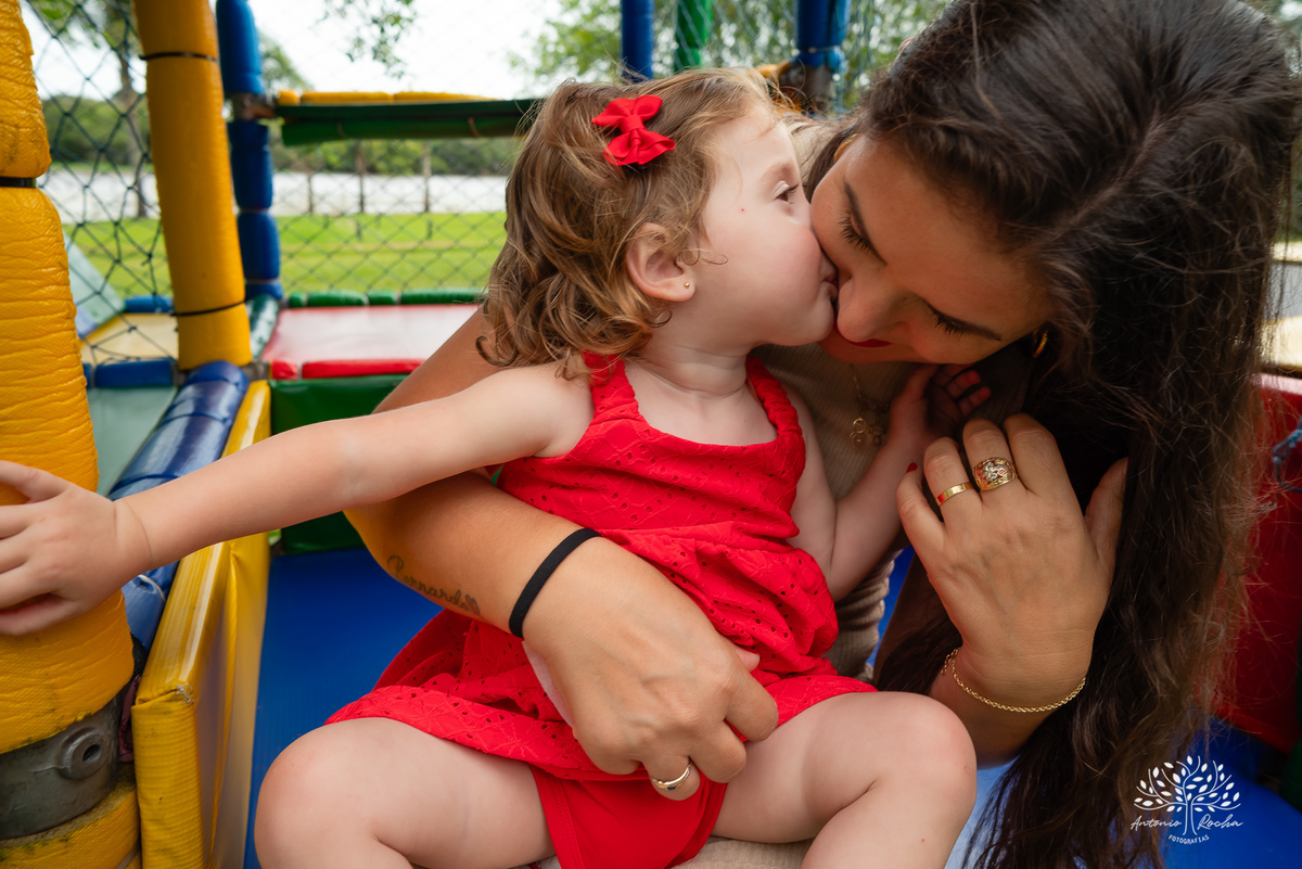 festa infantil - aniversário de 2 anos - Antonela - fotografia de aniversário - Bernardo - corte do bolo - parabéns - curiosidade infantil - celebração especial - Antonio Rocha Fotografias - Renata Dalbann - fotografia profissional - Pelotas - Caça  Pesca