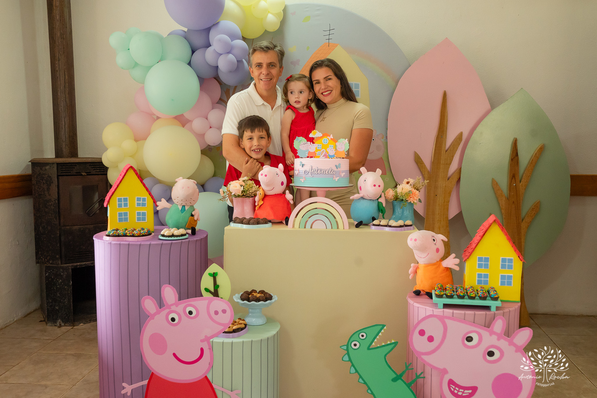 festa infantil - aniversário de 2 anos - Antonela - fotografia de aniversário - Bernardo - corte do bolo - parabéns - curiosidade infantil - celebração especial - Antonio Rocha Fotografias - Renata Dalbann - fotografia profissional - Pelotas - Caça  Pesca