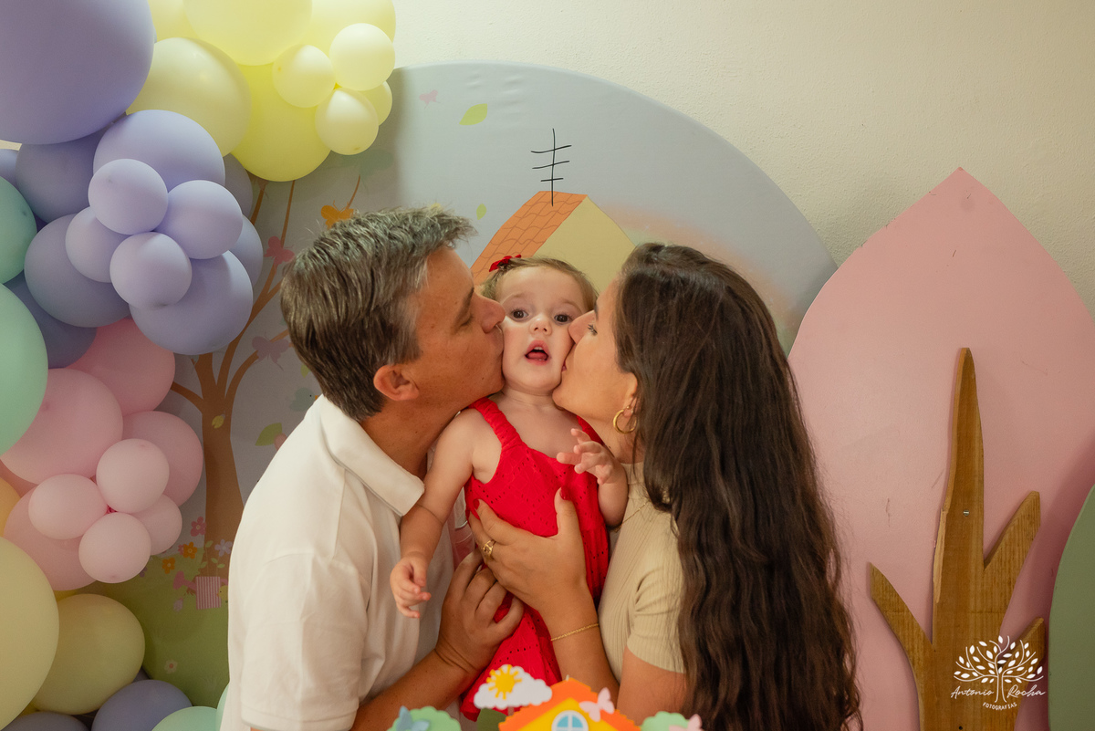 festa infantil - aniversário de 2 anos - Antonela - fotografia de aniversário - Bernardo - corte do bolo - parabéns - curiosidade infantil - celebração especial - Antonio Rocha Fotografias - Renata Dalbann - fotografia profissional - Pelotas - Caça  Pesca