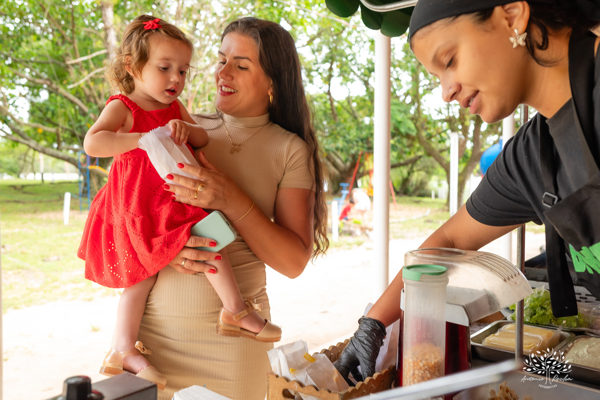 festa infantil - aniversário de 2 anos - Antonela - fotografia de aniversário - Bernardo - corte do bolo - parabéns - curiosidade infantil - celebração especial - Antonio Rocha Fotografias - Renata Dalbann - fotografia profissional - Pelotas - Caça  Pesca