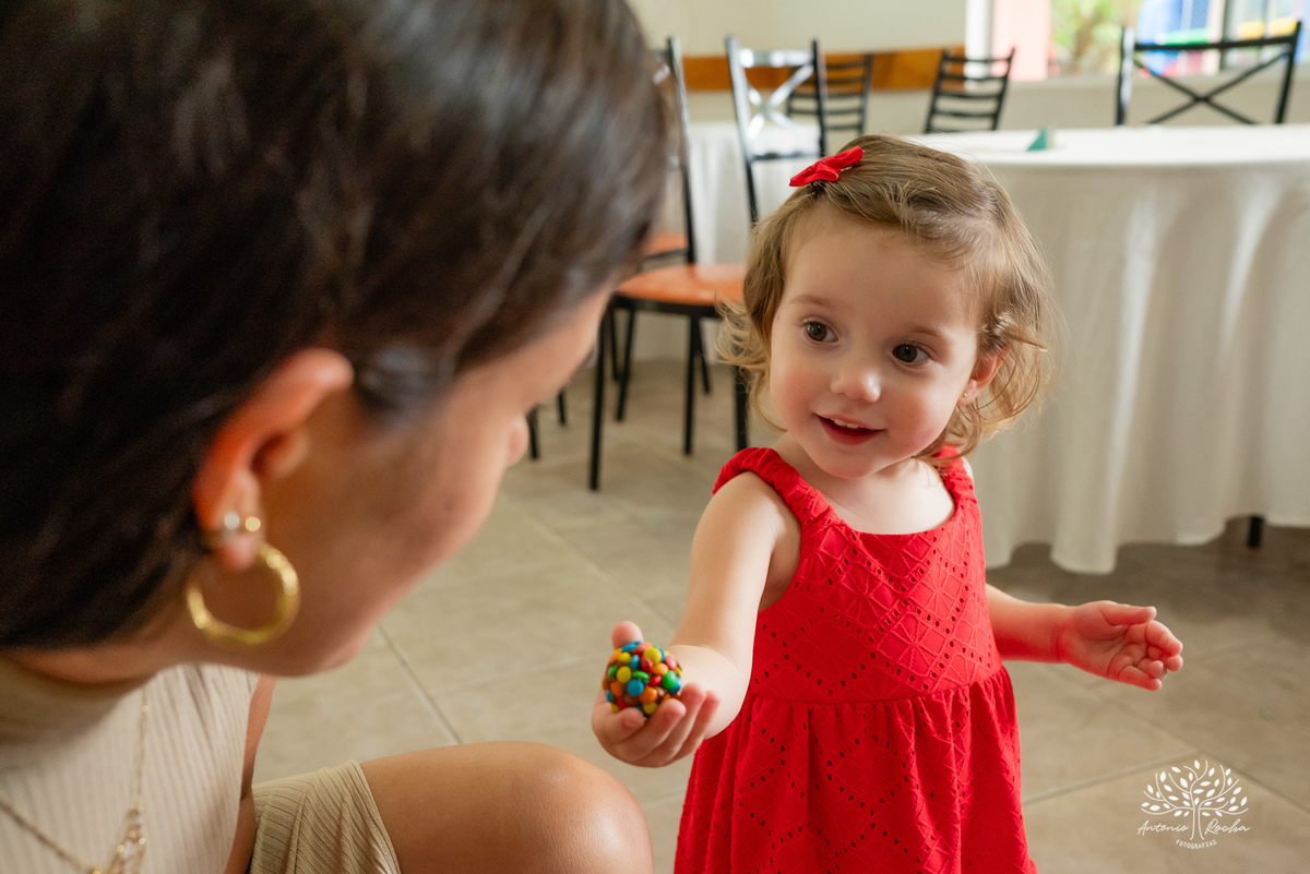 festa infantil - aniversário de 2 anos - Antonela - fotografia de aniversário - Bernardo - corte do bolo - parabéns - curiosidade infantil - celebração especial - Antonio Rocha Fotografias - Renata Dalbann - fotografia profissional - Pelotas - Caça  Pesca